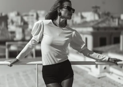 kobieta na tle miasta