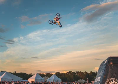 motocykl na tle nieba