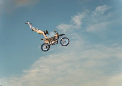 motocykl w powietrzu